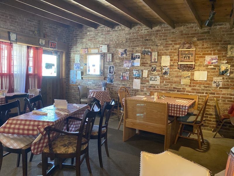 Elisa’s House of Pies & Restaurant interior
