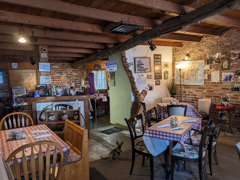 Elisa’s House of Pies & Restaurant interior